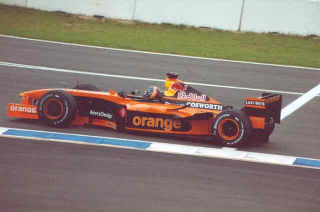 Heinz Harald Frentzen fuhr sein letztes Rennen auf einem Arrows (danach kndigte er den Vertrag bei Arrows). Sicher war die Verpflichtung bei Arrows eine Notlsung - das Team litt aber so unter finanziellen Problemen, dass oftmals ein Start in Frage stand. Am Start blieb HH stehen und konnte erst mit einer Runde Versptung losfahren.