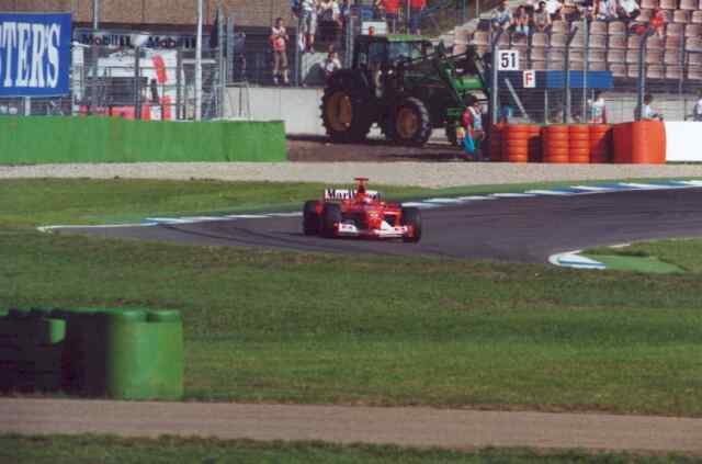 Rot-Schwarz-Grn, das sind die Farben im Motodrom von Hockenheim. Michael Schu-macher hier ausgangs der Sachskurve.