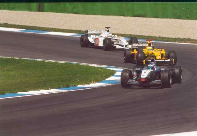 Das Verfolgerfeld in der 1. Runde. Kimi Raikknen (McLaren-Mercedes) vor Fisichella (Jordan-Honda) und Panis (BAR-Honda).