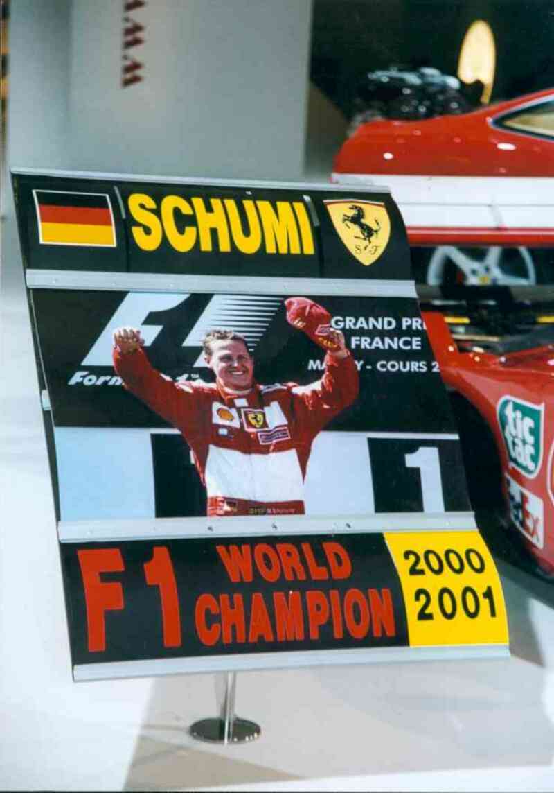 Michael Schumacher wurde auf Ferrari im Jahr 2000 und nochmal im Jahr 2001 Welt-meister. Ferrari lie es sich nicht nehmen, die Formel 1-Rennwagen mit der Nr. 1 ent-sprechend zu prsentieren.
