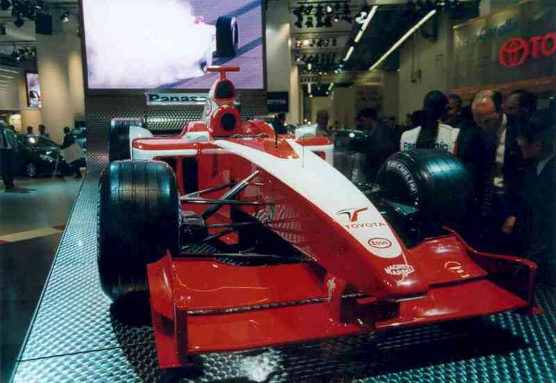Toyota F1. Toyoto will 2002 in die Formel 1 einsteigen. Der Formel 1-Toyoto wurde auf der IAA gezeigt. Alles an dem Fahrzeug, angefangen vom Getriebe bis hin zum Motor, wurde bei Toyoto in Kln gefertigt.