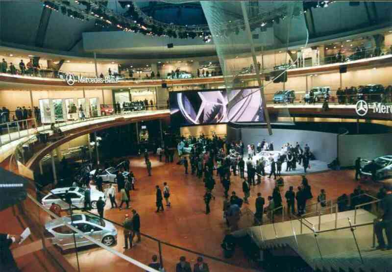 Die Halle von Daimler Chrysler war schon einmalig! Im Mittelpunkt standen Vorstellun-gen der neuen SL-Klasse sowie des 4-trigen Smart.