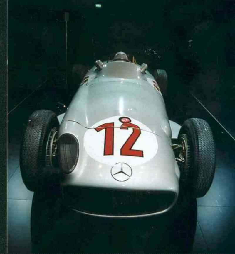 Auf dem Mercedes-Stand war nur der W 196 aus dem Jahr 1955 zu sehen. Den McLaren Mercedes des Jahres 2001, der in diesem Jahr nicht so erfolgreich gelaufen war, hatte man vorsorglich zu Hause gelassen.