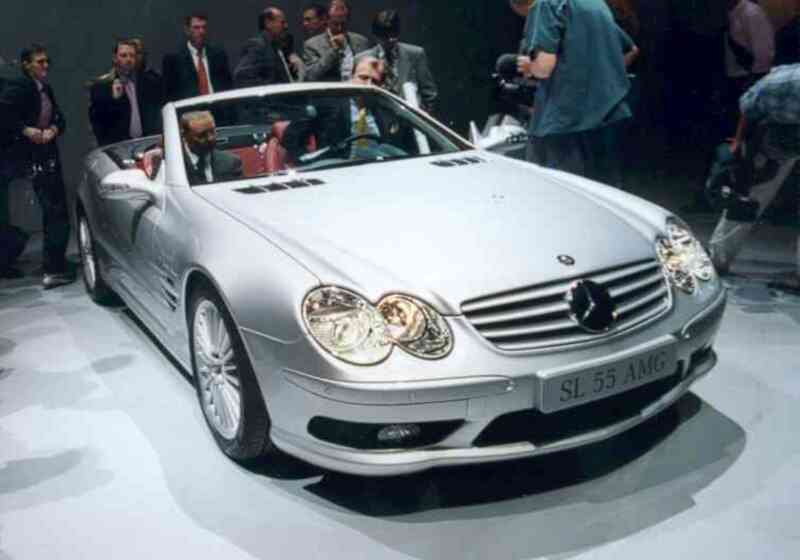Die SL-Klasse wurde auf der IAA 2001 erstmals vorgestellt. Mit dem Namen SL wird an eine Tradition angebunden, die 1950 begann. Damals waren 300 SL siegreiche Fahrzeuge in vielen Rennen.