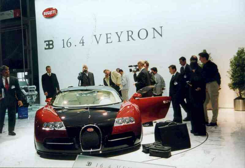 Dieser 16 Zylinder von Bugatti ist ein Prototyp, der erstmals auf der IAA vorgestellt wur-de. Der Preis drfte bei etwa 500.000 DM liegen.