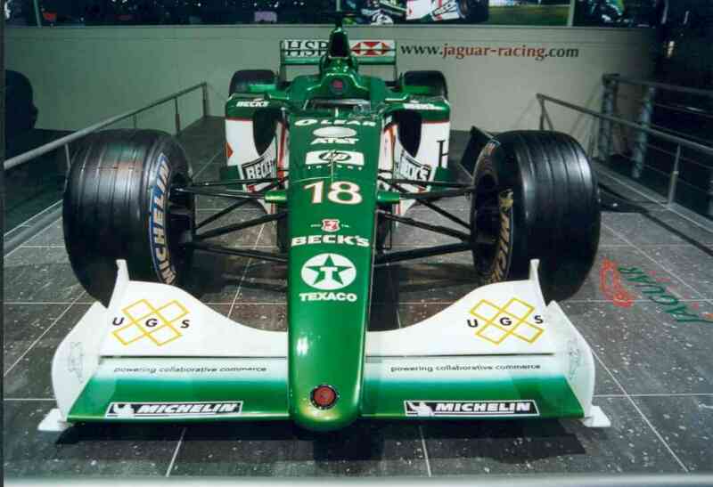Der Jaguar Formel 1-Rennwagen, angetrieben von einem Ford Cosworth-Motor, war 2001 nicht ganz so erfolgreich. Eddy Irvine kam mit diesem Wagen einmal in Monaco auf den 3. Platz.
