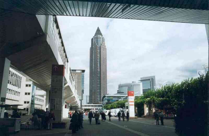 Die IAA findet seit 50 Jahren auf dem Messegelnde in Frankfurt/Main statt. Im Hinter-grund das hchste Gebude von Frankfurt, der Hermesturm.