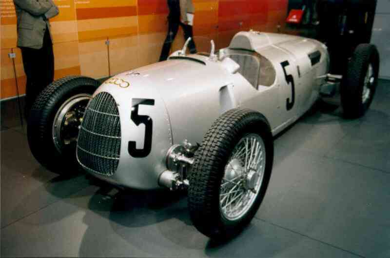 Zwischen dem Auto-Union Grand Prix-Wagen aus dem Jahre 1936 und dem Audi Rennsportwagen, mit dem das legendre Rennen in Le Mans gewonnen wurde, liegen fast 65 Jahre! Faszinierender war wohl der 16 Zylinder, mit dem Hans Stuck sen. Siege herausfuhr.