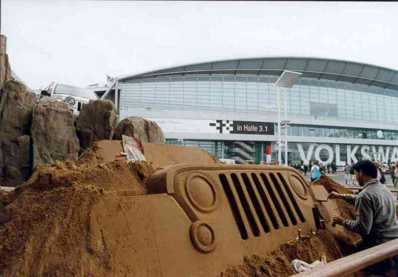 Kunst auf der IAA. Hier wird von einem Knstler die Front des Toyoto-Jeeps in Sand 