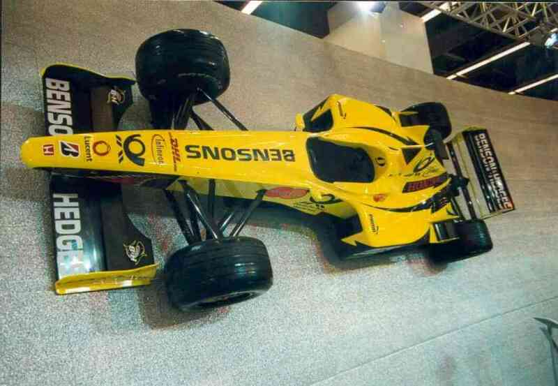 Der Jordan-Rennwagen, angetrieben von einem Honda-Motor, wurde Anfang der Sai-son von Heinz Harald Frentzen gefahren. Nach einem Streit wurde HH Frentzen von Eddy Jordan 