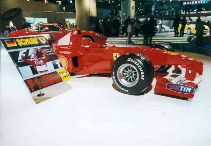 Michael Schumacher wurde auf Ferrari im Jahr 2000 und nochmal im Jahr 2001 Welt-meister. Ferrari lie es sich nicht nehmen, die Formel 1-Rennwagen mit der Nr. 1 ent-sprechend zu prsentieren.