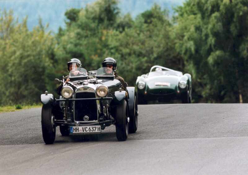 Vorbeifahrt an der Hohen Acht. Man beachte die grnen Rennfahrzeuge in der Grnen Hlle. Es fhrt ein .Bugatti  vor einem Ferrari Testarossa.