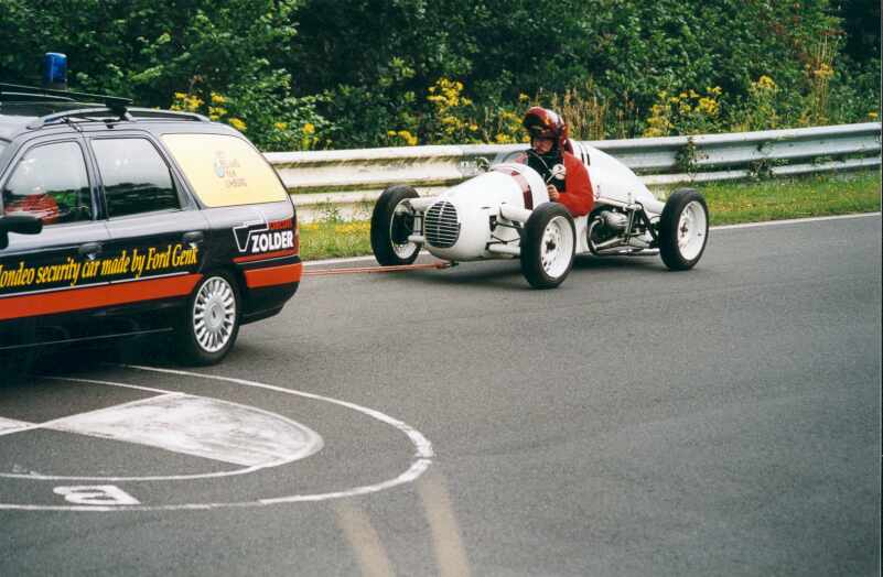 Dieser F3-Monopoletto Rennwagen mit BMW-Boxermotor musste abgeschleppt wer-den, er bestand die Dauerprfung auf der Nrburgring-Nordschleife nicht.600 ccm,1949