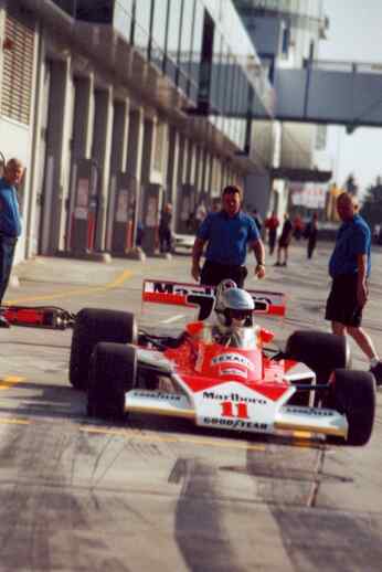 Formel 1-Rennwagen von James Hunt aus den 70er Jahren in der modernen Boxen-strae des neuen Nrburgrings. 25 Jahre liegen dazwischen. Fahrer war damals neben James Hunt auch Jochen Maass.