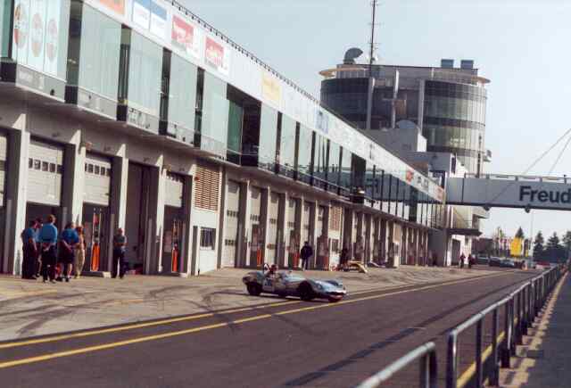 Moderne Boxengasse mit neuem Nrburgringturm. Wo sonst Grand Prix-Rennen stattfinden, tummelten sich diesmal alte Rennsport- und Formel 1-Fahrzeuge.