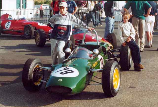Auch die Kinder sind schon begeistert, wenn der Vater sich hier einen alten Lotus zur Abnahme bereitstellt. Lotus 27, 1.100 ccm, Baujahr 1963.