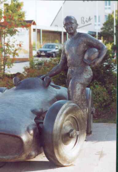 Neu war das Denkmal vor dem Hotel Dttinger Hhe, das den 5maligen Weltmeister Juan Manuel Fangio darstellt. Fangio wurde mit Mercedes (Bild) 1954 und 1995 Weltmeister.