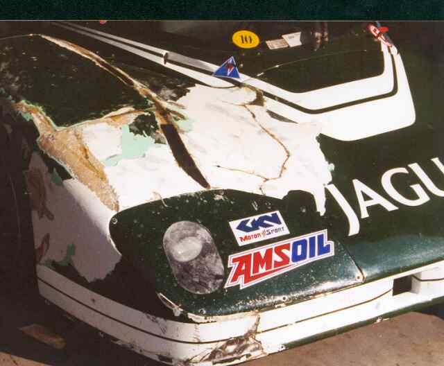 Bei den Trainingssitzungen wurde schon hart gekmpft. Hier deutliche Spuren an einem Jaguar Rennsportwagen.