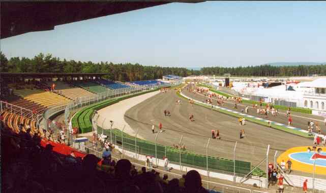 Der Hockenheimring war vollkommen umgebaut worden, gem den neuen Erkennt-nissen der FIA waren die bisherigen Kiesbette in asphaltierte Flchen umgewandelt worden. Dadurch kann ein sich drehender Rennwagen, wenn er sich von der Strecke wegdreht durchaus weiterfahren. Die Fahrer gehen ein hheres Risiko ein. Wir erinnern uns noch mal daran, dass in dem Kampf zwischen Damon Hill und Michael Schuma-cher 1996 in dieser Kurve Damon Hill nach einem Fahrfehler in die Reifenstapel fuhr.