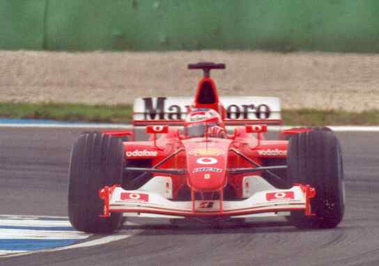 Rubens Barrichello, der 2. Mann hinter Michael Schumacher bei Ferrari, in der Sdkur-ve eingangs der Start- und Zielgerade. Ein Sieg beim Groen Preis von Europa auf dem Nrburgring hatte Rubens Barrichello Auftrieb gegeben, er wollte besser sein als Michael Schumacher - aber beim Groen Preis von Deutschland auf dem Hockenheim-ring war Rubens Barrichello abermals vom Pech verfolgt.