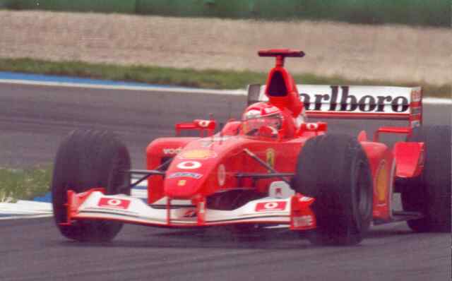 Michael Schumacher (Ferrari) dominierte sowohl beim Training, beim warm-up und auch beim Rennen. Hier in der Sdkurve vor dem Eingang zur Start- und Zielgerade.
