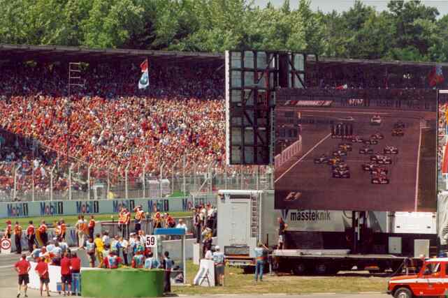 Start zum Groen Preis von Deutschland 2002 auf dem Hockenheimring. Auf der Grobildleinwand rechts kann man erkennen, dass Michael Schumacher (Ferrari) den besten Start hat. Links neben Michael Schumacher sind die beiden BMW-Williams mit Ralf Schumacher und Juan Pablo Montoya zu sehen.