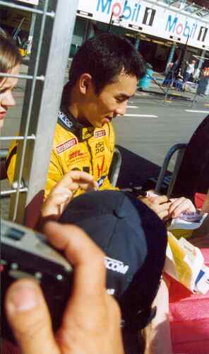 Takuma Sato ist seit Jahren der einzige japanische Fahrer, der durchaus Formel 1-Qualitten hat. Er fhrt fr das Jordan-Team. Nachdem die Start- und Zielgerade freigegeben wurde fr die Fans, gibt er fleiig Autogramme. Zur Nachahmung empfohlen!