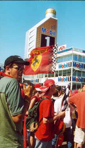 Die Fans durften nach Beendigung des Rennens auf die Start- und Zielgerade. Sie machten hiervon regen Gebrauch. Die Farbe war berwiegend rot, zumal Michael Schumacher der unumstrittene Star in der Formel 1 ist.