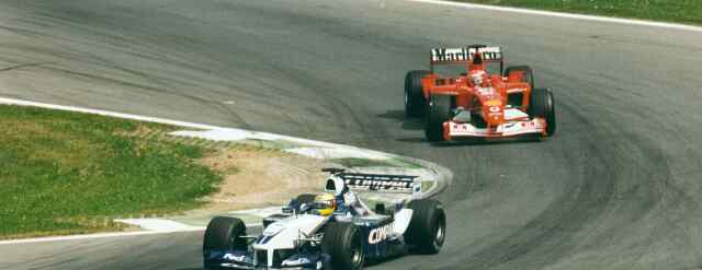 Whrend Rubens Barrichello (Ferrari) vorne wegfuhr, duellierten sich dahinter auf Platz 2 und 3 die Schumi-Brder. Hier fhrt Ralf Schumacher (BMW-Williams) vor Michael Schumacher (Ferrari).