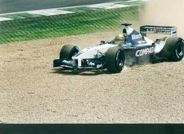 Mit 310 km/h fahren die Fahrer auf die Castrol-Kurve zu. Wer den Bremspunkt verpasst, wie hier Ralf Schumacher (BMW-Williams), landet unweigerlich im Kiesbett.