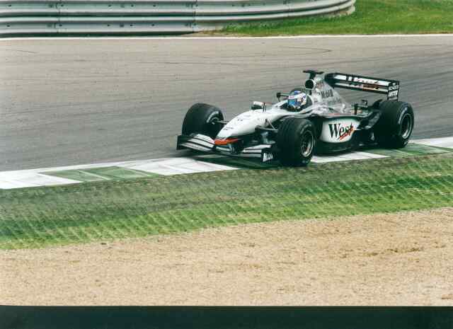 Die McLaren-Mercedes, hier Kimi Riknen, konnte nicht berzeugen. Coulthard wurde nur 6. und Kimi Rikknen schied mit einem Motorschaden aus.