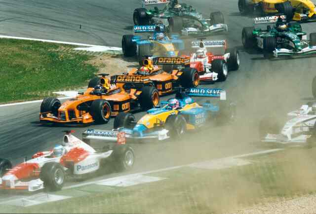 Die Castrol-Kurve sorgt nach dem Start fr Aufregung, einige Fahrzeuge wirbelten neben der Strecke Dreck auf. Gleichwohl kamen alle gut durch das Nadelhr. Es fhrt Barrichello vor Ralf Schumacher und Michael Schumacher.