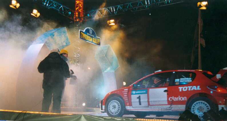 Ankunft der Fahrzeuge auf dem Marktplatz in Karlstadt. Marcus Grnholm und Beifahrer Timo Rautilai-nen aus Finnland auf Peugeot 206WRC waren nicht zu schlagen und gewannen souvern die Schwe-denrallye.