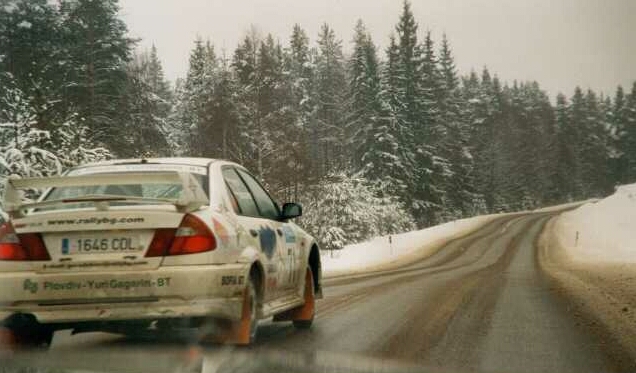 Man darf sich nicht wundern, wenn man auf den ganz normalen Verbindungsstraen von Rallyefahrzeugen berholt wird.