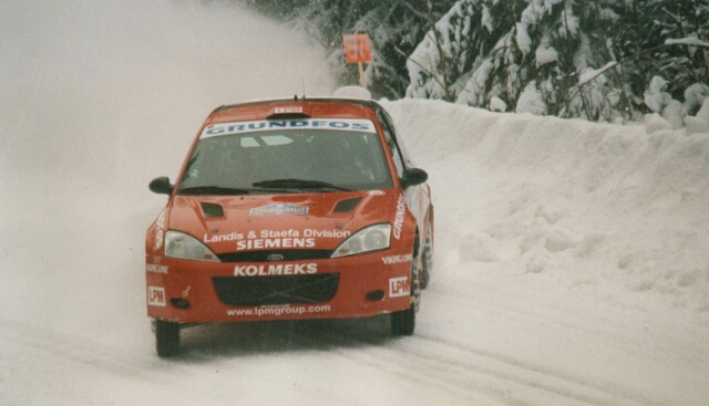 Rallyefahren auf Schnee erfordert eine besondere Fhigkeit, sie wird insbesondere von den skandinavi-schen Fahrern beherrscht.