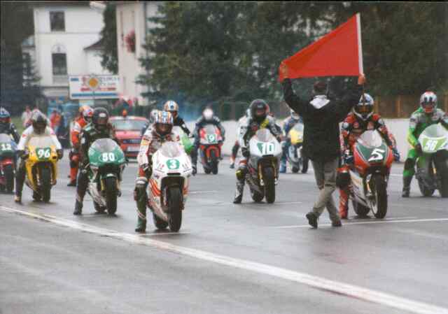 Start der 250 m-Klasse. Vorne links fhrt der sptere Sieger Christian Gemmel los. Max Neukirchner, der Zweiter wurde, rechts daneben mit der Startnummer 5.