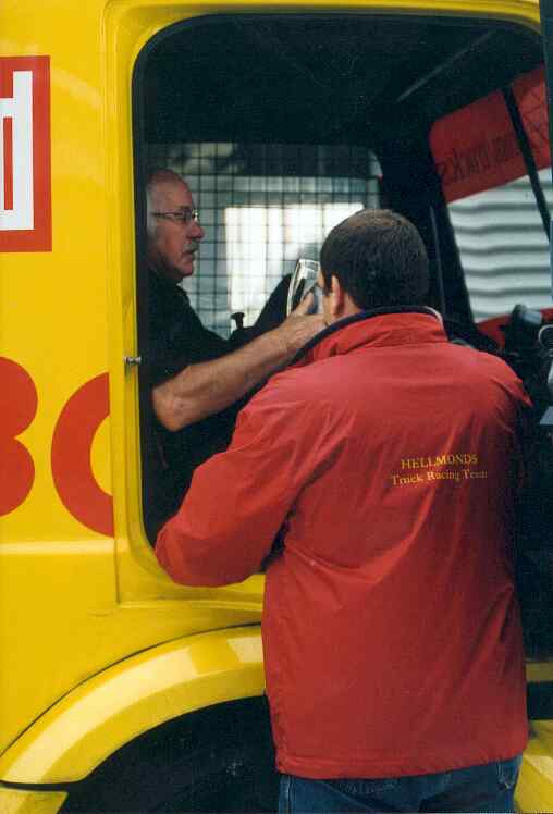 Hier werde ich im Renntruck von Rohland Rehlender festgeschnallt. Danach ging eine 1,5 Rundenreise los. Ist schon beeindruckend, was die Fahrer mit einem Renntruck anfangen knnen.