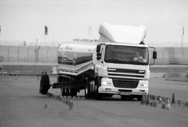 Der TV Rheinland demonstrierte mit einem Tankfahrzeug, das mit seitlichen Sttzrdern ausgerstet war, das Fahrverhalten eines mit Flssigkeit beladenen Tankfahrzeugs. Selbst bei Geschwindigkeiten von nur 30 km/h wrde das Fahrzeug bei extremer Kurvenfahrt umkippen.